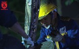 Hàng trăm công nhân hối hả nạo vét bùn hồ Hoàn Kiếm trong đêm